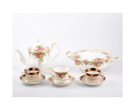 A Royal Albert "Old Country Roses" tea/dinner service first quality, made in England, comprising six of the following - 10" p