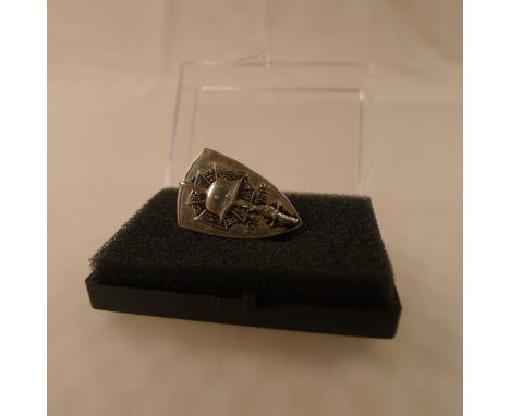 WW1 , 1920s An original Imperial German Army veterans Front Fighters badge. The badge is shield shaped, the front shows an Ir