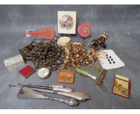 A PARCEL LOT, TO INCLUDE A COLLECTION OF ASSORTED VINTAGE SEWING ACCESSORIES, bobbins, fabric embellishments, silver handled 