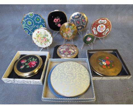 A COLLECTION OF FLORAL THEMED POWDER COMPACTS ETC., various styles and periods to include a small circular Czechoslovakain en