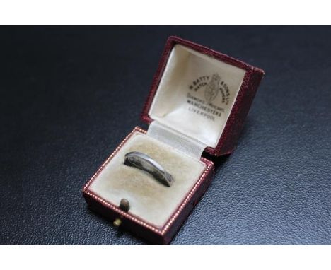 A FACETED PLATINUM WEDDING BAND, stamped PLAT, approx weight 3.1g, ring size T 1/2