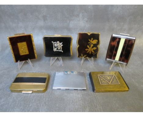 A COLLECTION OF SEVEN ART DECO AND LATER VINTAGE POWDER COMPACTS ETC., to include rectangular compact with Damascene panel to