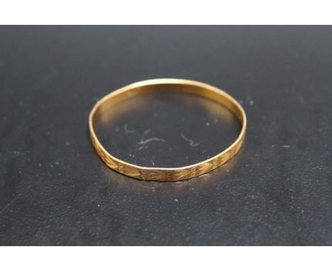 A YELLOW METAL BABY'S BANGLE, stamped PJ21, approx weight 6.8g, Dia 5 cm
