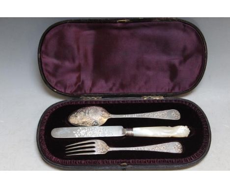 A HALLMARKED SILVER THREE PIECE CHRISTENING SET BY GEORGE MAUDSLEY JACKSON - LONDON 1890, consisting of a mother of pearl han