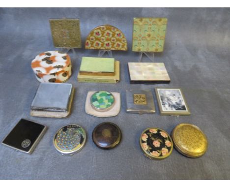 A COLLECTION OF VINTAGE POWDER COMPACTS ETC., various styles and periods, to include a half moon floral embellished compact, 