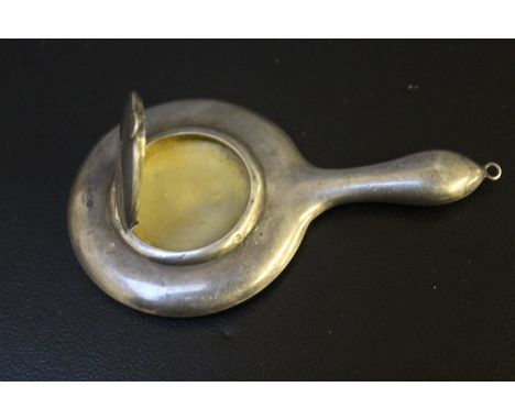 A HALLMARKED SILVER COMBINED COMPACT AND HAND MIRROR, overall L 10.5 cm, mirror Dia. 4.5 cm
