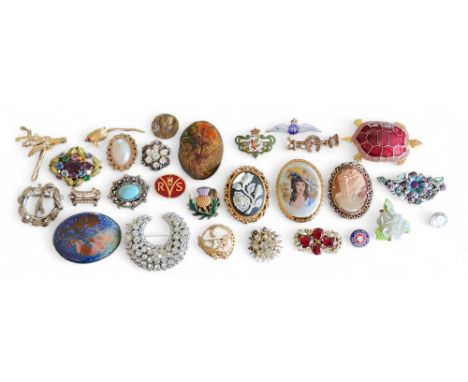 Vintage brooches including enamel RAF wings; hunting themed bar brooch, crossed hunting horns, horseshoe and riding crop; gil