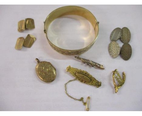 A pair of 9ct gold Art Deco cufflinks, a pair of silver cufflinks, an 18ct gold locket, a yellow metal bangle and brooches to