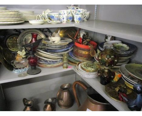 A mixed lot to include wall hanging plates, a miniature miners lamp, a retro oil lamp and other items 
