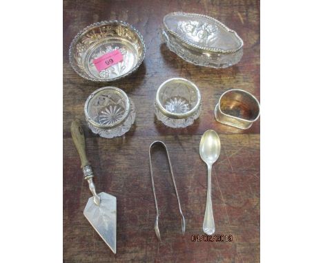 A silver trinket dish, a pair of silver rimmed salts, a silver topped glass dressing table pot and other small silver items 
