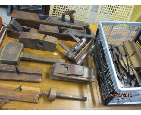 Early to mid 20th century woodworking tools to include planes and mallets, together with a moulding plane 