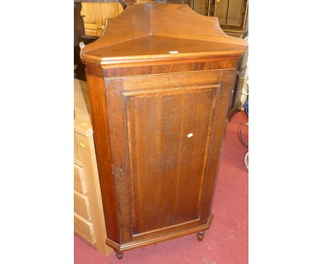A circa 1900 oak ledgeback single door corner cupboard, on turned supportsH. 137cm, W. 70cm, D. 40cm.Colour is good. Sits wel
