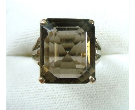 A 14 carat gold ring set smokey quartz 
