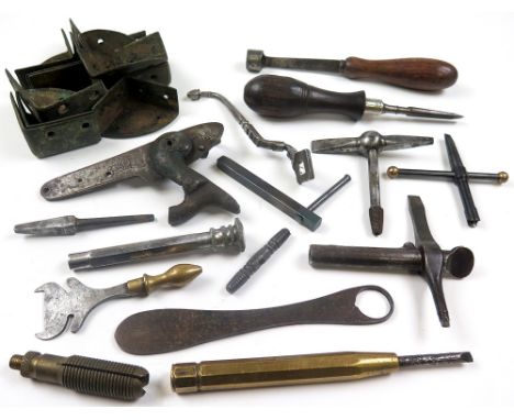 Box of sundry gun tools (12), 11x brass corners for wooden gun cases, a relic percussion lock & a cleaning jag. (Lot)