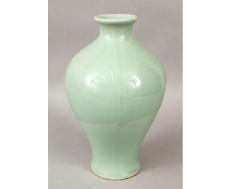 A GOOD 19TH / 20TH CENTURY CHINESE CELADON MEIPING PORCELAIN VASE, the base with an overglaze four character seal mark, 26cm 