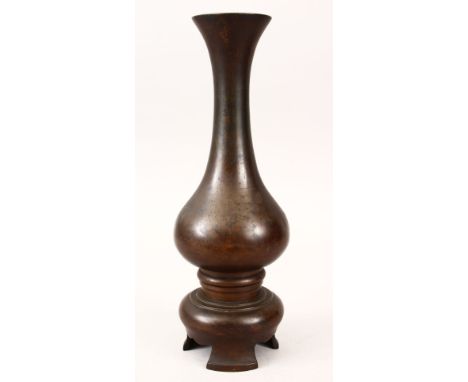 AN 18TH CENTURY CHINESE BRONZE SLENDER VASE ON STAND, 29cm high