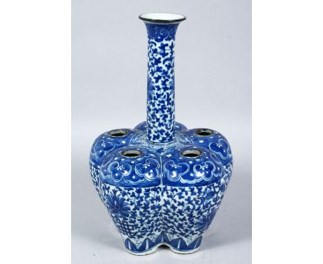 AN 18TH / 19TH CENTURY CHINESE BLUE &amp; WHITE PORCELAIN TULIP VASE / CANDLESTICK, the body decorated with formal scrolling 