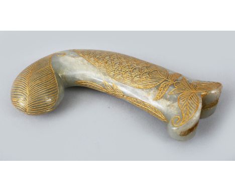 A 20TH CENTURY INDIAN / ISLAMIC CARVED JADE DAGGER HANDLE, decorated with incised floral decoration highlighted with gilt, 12