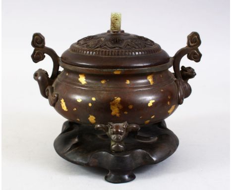 A GOOD CHINESE BRONZE GOLD SPLASH CENSER AND COVER, the censer with gold splash decoration to the body, with moulded lotus an