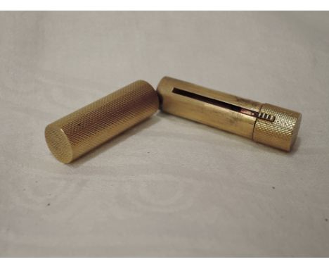 A 9ct gold lipstick holder having engine turned decoration,  approx 17g