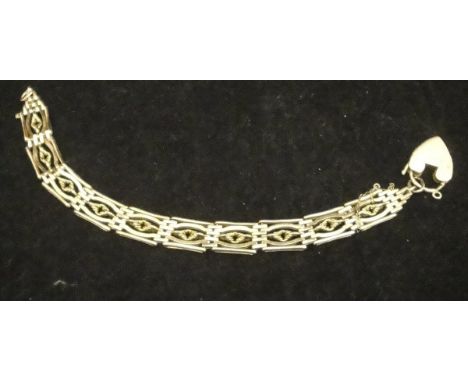 A 9 carat gold fancy gate link bracelet with heart shaped lock / clasp, 20.4 g