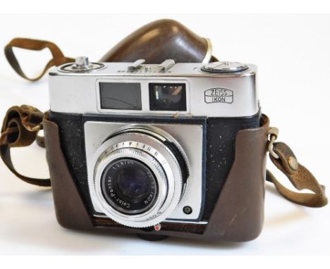 A Zeiss Ikon Contina camera, with prontor 250s 1:2.8/4.5 Zeiss lens, in fitted case, 9cm high.