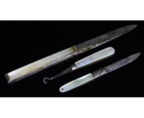 Various fruit and pen knives, a mother of pearl handled folding button hook, (when open) 9cm high, fruit knife, further foldi