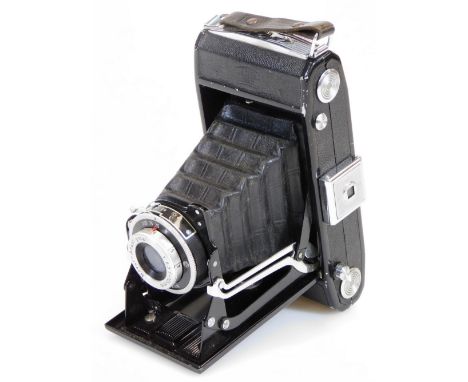 A 20thC vintage Zeiss Ikon folding camera, in pressed black, with Novar-Anastigmat 1:6.3 f-105mm lens, 9cm high.