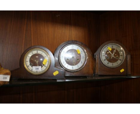 THREE VINTAGE OAK MANTLE CLOCKS TO INCLUDE A SMITH EXAMPLE