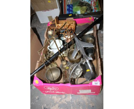 A TRAY OF METALWARE AND COLLECTABLES TO INCLUDE VINTAGE SCALES, BRASS TOPPED WALKING CANE, BRASS KNIGHT ETC. 