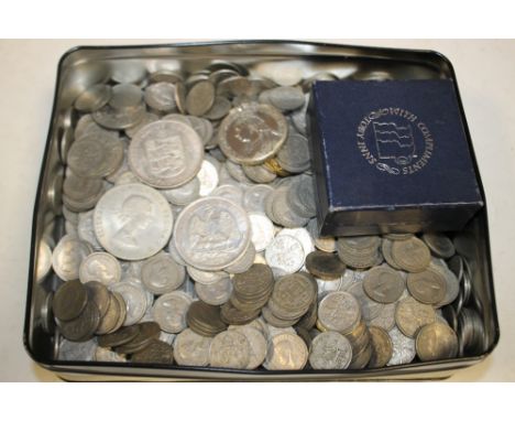 A COLLECTION OF VINTAGE WHITE METAL COINAGE TO INCLUDE A LARGE QUANTITY OF SIXPENCES 