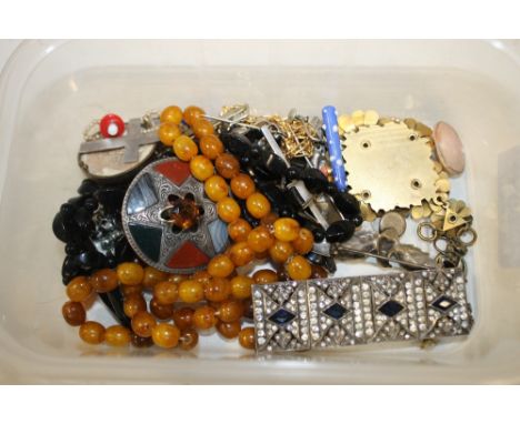 A BOX OF VINTAGE AND ANTIQUE JEWELLERY