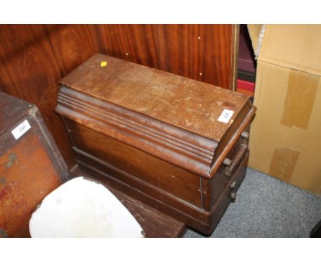 A VINTAGE CASED SINGER SEWING MACHINE