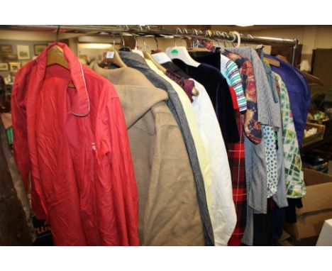 A LARGE QUANTITY OF VINTAGE LADIES AND GENTS CLOTHING TO INCLUDE JACKETS, COATS ETC