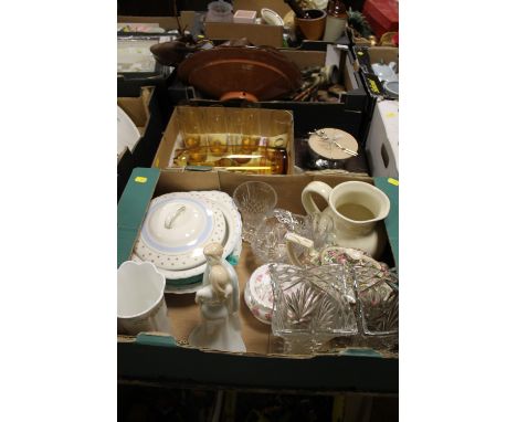 A TRAY OF CERAMICS AND GLASS TO INCLUDE ROYAL WORCESTER HAPPY ANNIVERSARY FIGURE TOGETHER WITH RETRO GLASS JUG AND GLASSES SE
