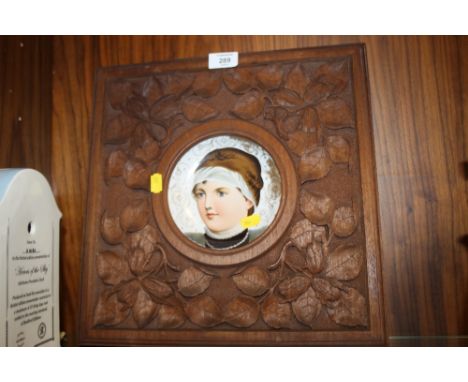 A CARVED WOOD FRAMED CONTINENTAL STYLE PORCELAIN PLAQUE FEATURING A PORTRAIT OF A LADY 