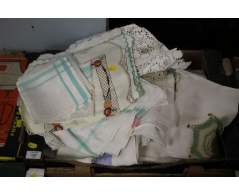 A TRAY OF VINTAGE TEXTILES TO INCLUDE HAND STITCHED AND LACE EXAMPLES 