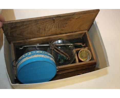 A BOX OF COLLECTABLES TO INCLUDE A SET OF VINTAGE SCALES