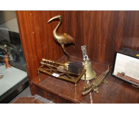 A SELECTION OF VINTAGE BRASS WARE TO INCLUDE A WALL HANGING BELL, BIRD ORNAMENT ETC. (6)