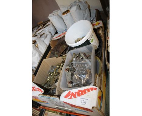 A TRAY OF ASSORTED VINTAGE METAL FURNITURE HANDLES