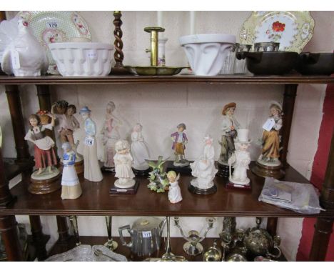 Shelf of figures - Mostly Capodimonte