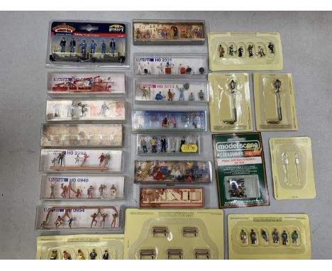 VARIOUS MINIATURE MIXED FIGURES AND ACCESSORIES TO INLCUDE MERTEN, FULLER, BACHMANN ETC. 