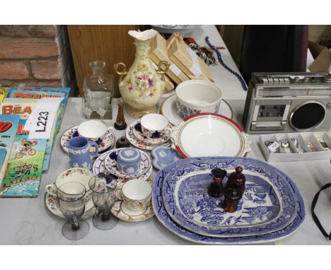 A MIXED LOT OF CERAMICS AND CHINA TO INCLUDE 'GAUDY WELSH', CUPS, SAUCERS AND PLATES, COPELAND SPODE TWO HANDLED CUP AND SAUC