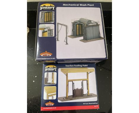 TWO BOXED 00 GAUGE SCENECRAFT BY BACHMANN MODELS TO INCLUDE A TRACTION FUELLING POINT AND A MECHANICAL WASH PLANT 