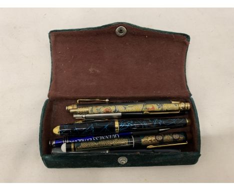 A COLLECTION OF EIGHT VINTAGE PENS 