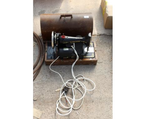 A VINTAGE ELECTRIC SINGER SEWING MACHINE WITH CARRY CASE 