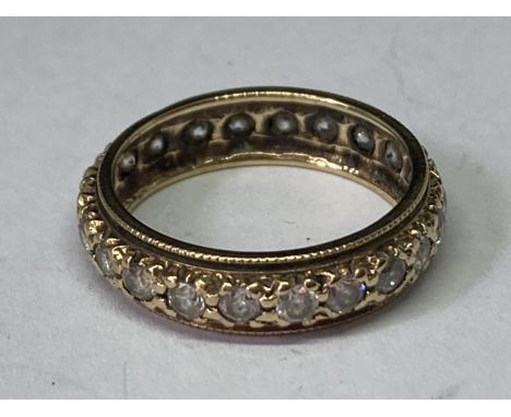 A 9 CARAT GOLD BAND RING WITH CUBIC ZIRCONIAS SIZE K/L 