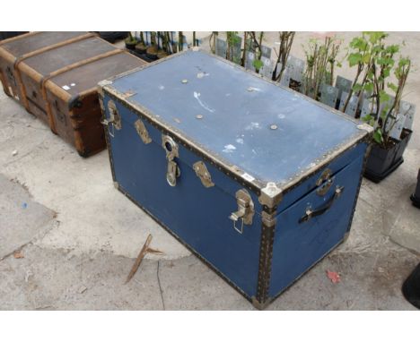 A LARGE VINTAGE TRAVEL TRUNK 