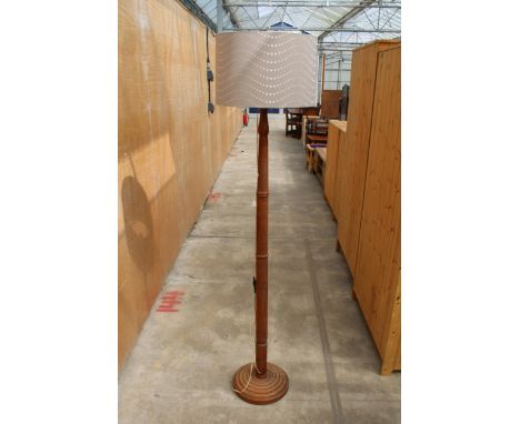 A MID 20TH CENTURY OAK STANDARD LAMP WITH SHADE 