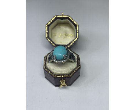 A SILVER DRESS RING IN A PRESENTATION BOX 